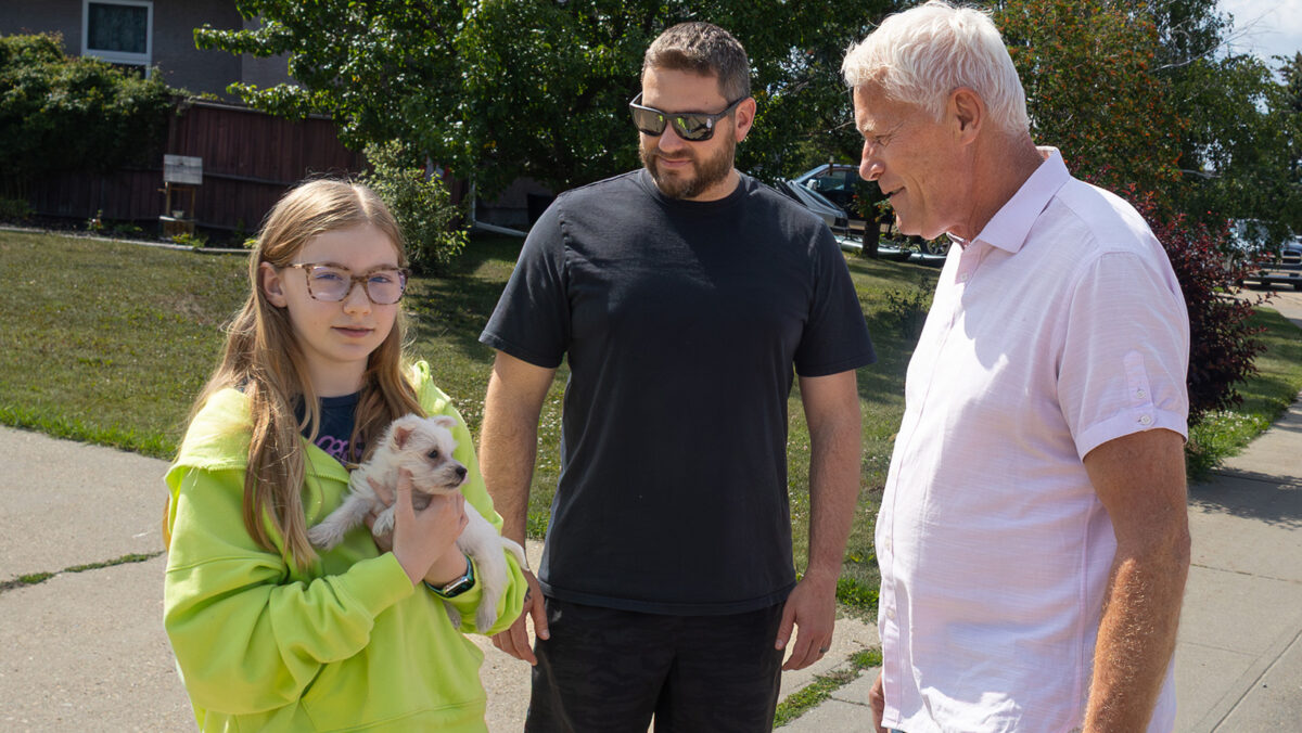 Mayor Simon Boersma meets with some Morinville residents over the summer.
